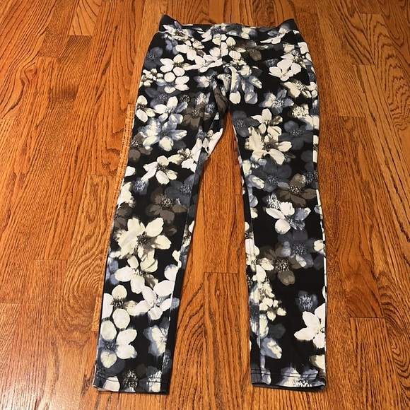 Hue Woman’s Flower Jeans Size S - Picture 2 of 7